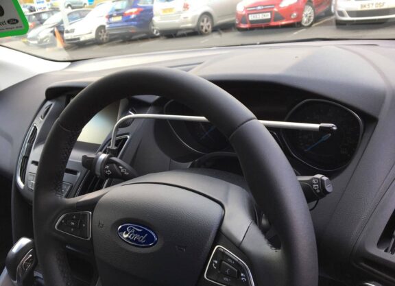 A stalk crossover arms is attached to the left steering wheel stalk and extends over to the right hand side.