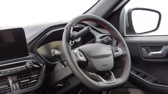 Steering aid with peg grip option, a single metal grip extends from the face of the steering aid.