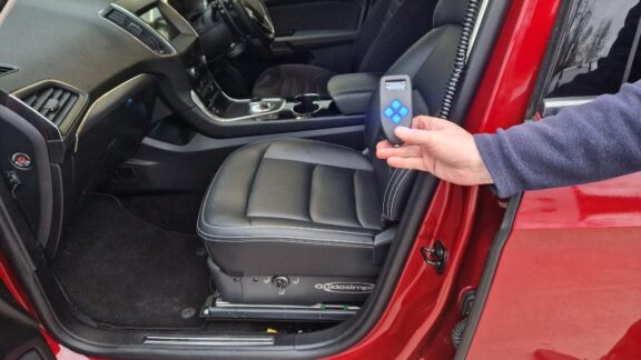 S-Tran swivel seat in default position along with the remote.